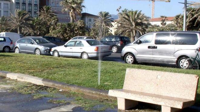In piazza Mazzini gli irrigatori bagnano l’asfalto