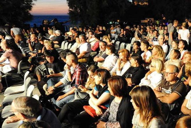 Platea gremita, sorrisi e pianti per quelle canzoni senza età 