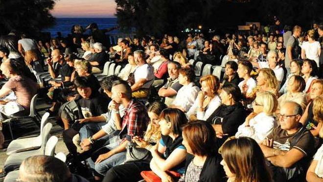 Platea gremita, sorrisi e pianti per quelle canzoni senza età
