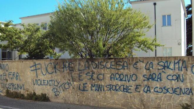 Vandali imbrattano la scuola