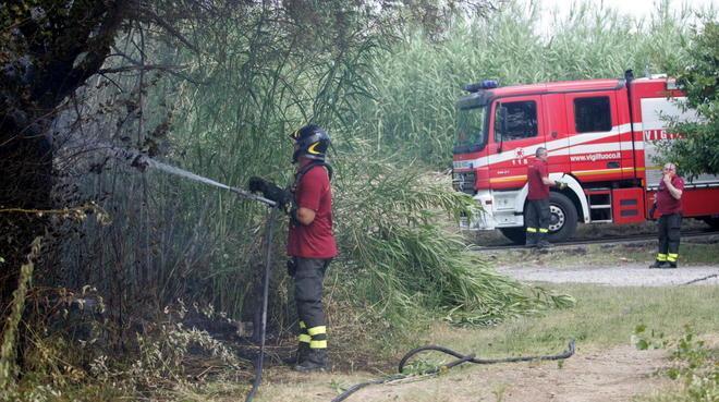 A fuoco 25 ettari di campi Sfiorata una botte di gasolio