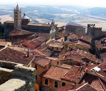 Seduti a terra contro la tassa sul turismo 