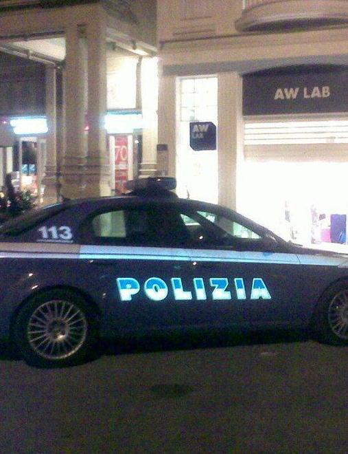 Commessa blocca i truffatori in negozio 