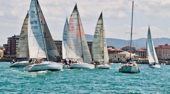 Che spettacolo in mare con la Veleggiata di Mezza Estate