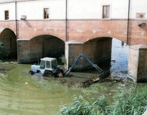 Ripulito dopo la protesta il canale maleodorante 