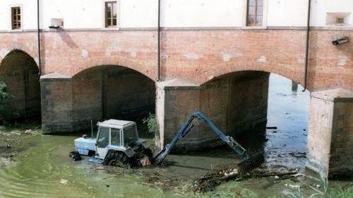 Ripulito dopo la protesta il canale maleodorante