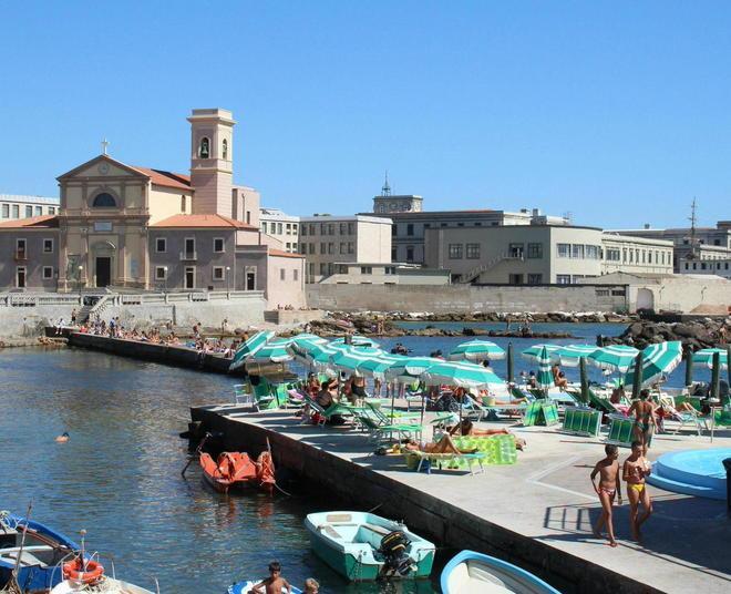 Oltre i tornelli una città in bermuda e pareo 