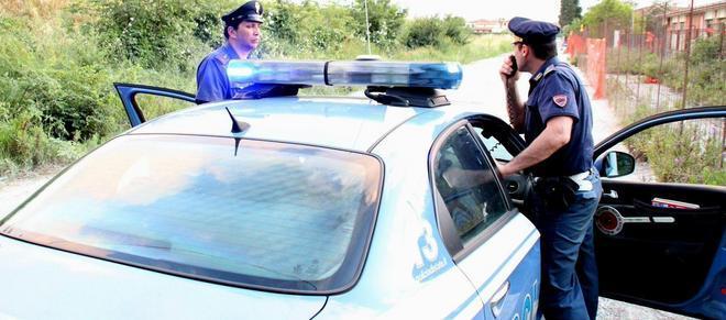 Poliziotta aggredisce l’ex e gli scaglia contro una bombola per la birra 