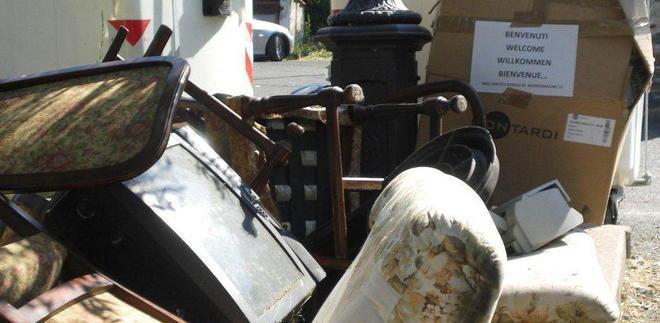 Invaso dai rifiuti il borgo che fu caro a D’Annunzio 