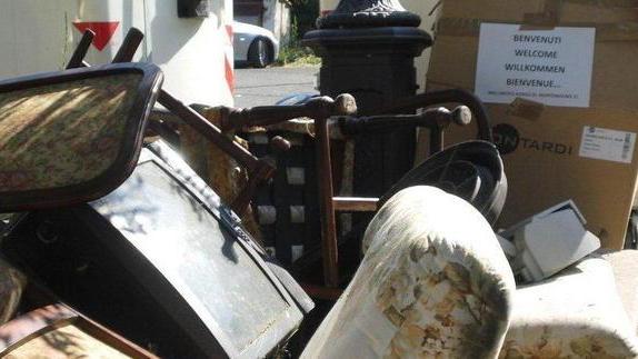 Invaso dai rifiuti il borgo che fu caro a D’Annunzio