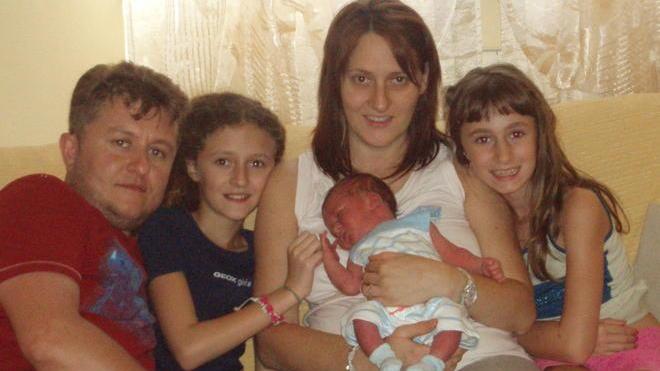 Nicola nasce a casa, tra le mani di papà