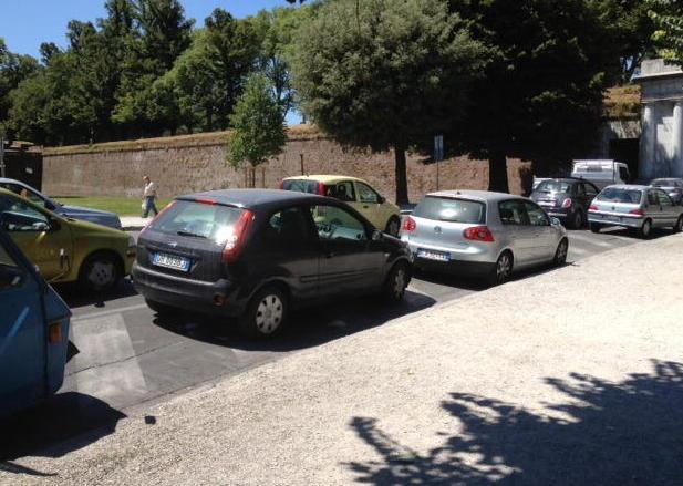 Turisti e mercato, è caos per i parcheggi 