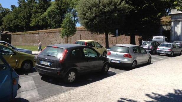 Turisti e mercato, è caos per i parcheggi