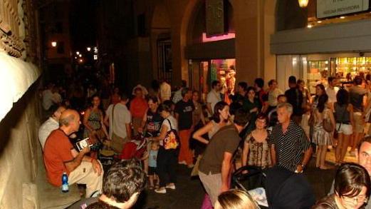 Shopping sotto le stelle, terza replica Torna stasera anche il mercatino dei Borghi e le osservazioni astronomiche dalla Torre delle Ore