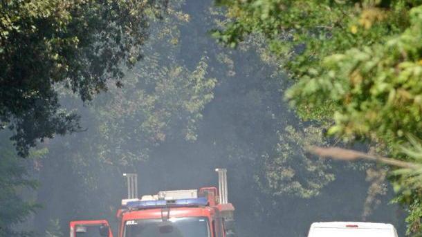 Fuoco minaccioso vicino alle case
