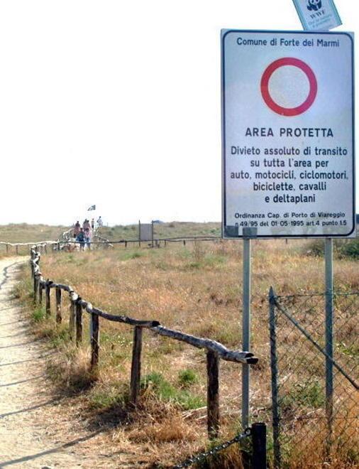 Cancelli, divieti, bagni: ecco il mare proibito 
