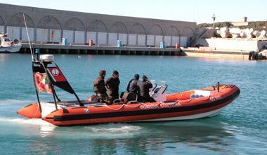 Nudo su una boa all’ingresso del porto di Livorno, recuperato dai vigili del fuoco 