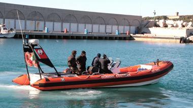 Nudo su una boa all’ingresso del porto di Livorno, recuperato dai vigili del fuoco