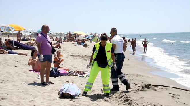 Si accascia al suolo sulla battigia: muore 71enne in vacanza
