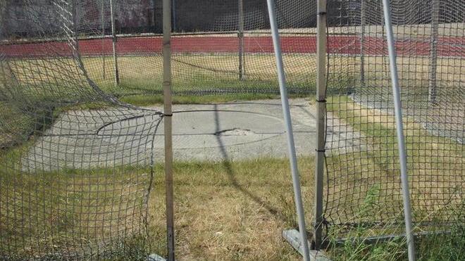 Incuria allo stadio, Comune sotto accusa
