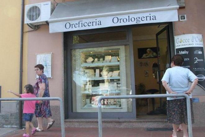 Pistola alla testa, rapinata si sente male
