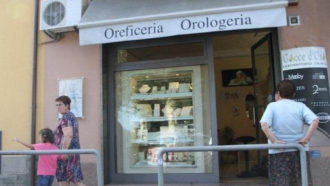 Pistola alla testa, rapinata si sente male