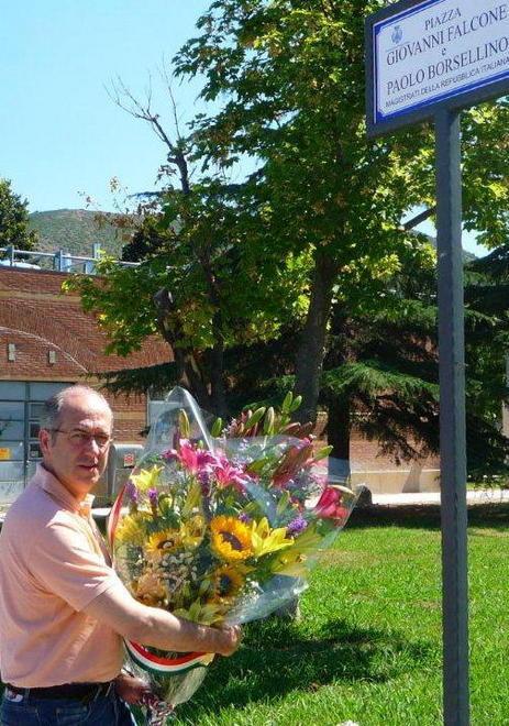  Mazzo di fiori per ricordare il magistrato Borsellino