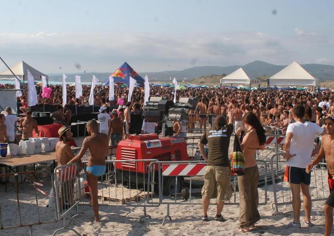 Al beach party sarà vietato anche l’uso delle cannucce