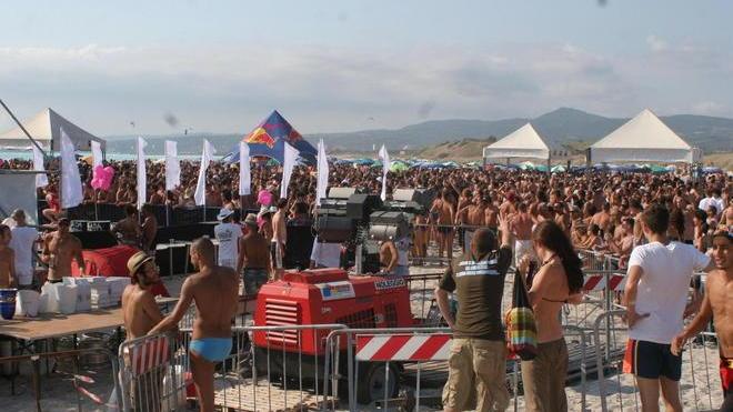 Al beach party sarà vietato anche l’uso delle cannucce