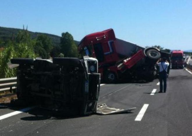 Jeep e camion si rovesciano Tre feriti, traffico bloccato