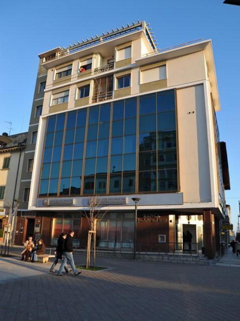 In banca con l’assegno rubato a un impiegato: arrestato