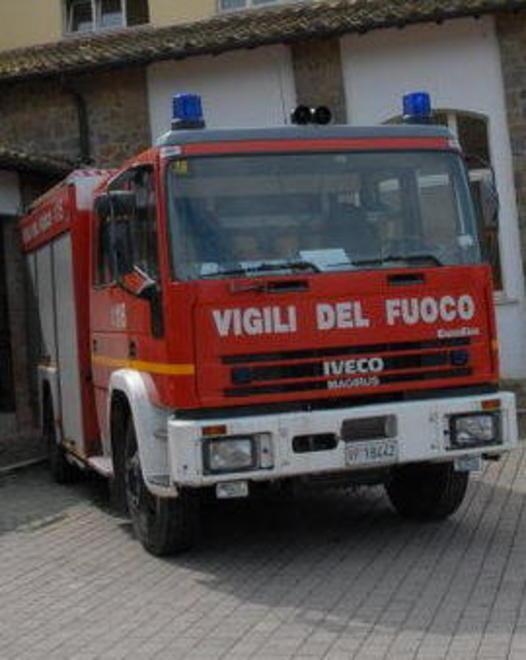 Fiamme in cucina, vigili salvano anziana