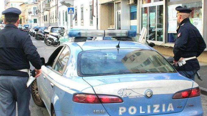 Poliziotta aggredisce l’ex con una bombola