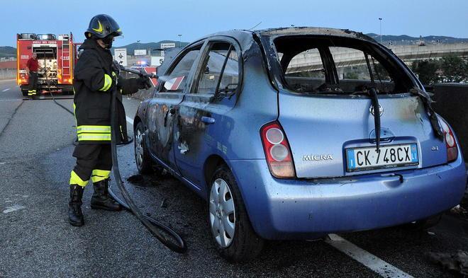 Auto in fiamme sulla Variante 