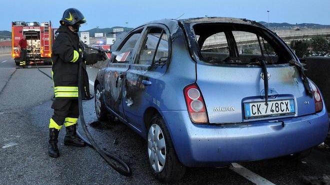 Auto in fiamme sulla Variante