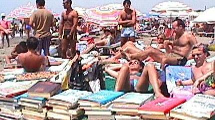 Letture sotto l’ombrellone con il prestito in riva al mare