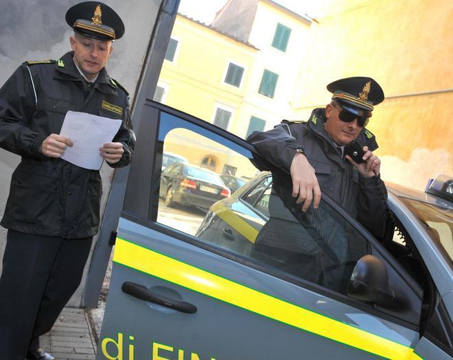 Magliette e cappellini, 2.946 capi sequestrati in più negozi del centro storico 