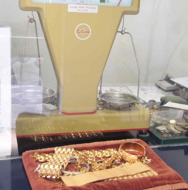 Spariti tre chili di oro impiegata sotto accusa 
