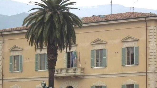 Nella notte assalto dei ladri acrobati al municipio di Calci