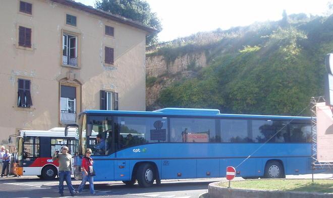 Firme di protesta contro il taglio dei bus