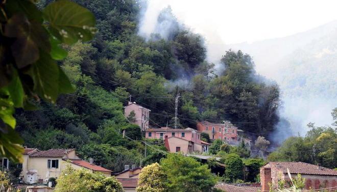 Incendio nel bosco minaccia le case Paura a Sorgnano 