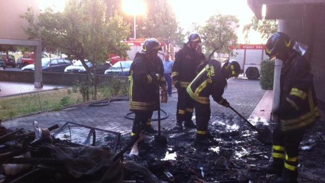 A fuoco una roulotte parcheggiata: otto evacuati e due intossicate