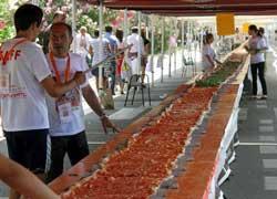 Sfornata sul lungomare di Cinquale la pizza più lunga del mondo: un chilometro e 172 metri 