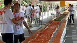 Sfornata sul lungomare di Cinquale la pizza più lunga del mondo: un chilometro e 172 metri