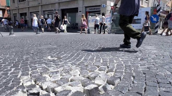 I sanpietrini spariranno anche dal Ponte di Mezzo