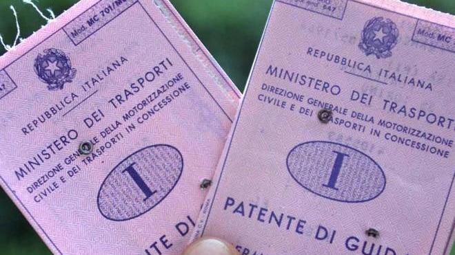Gli fissano l’esame della patente un mese dopo la scadenza