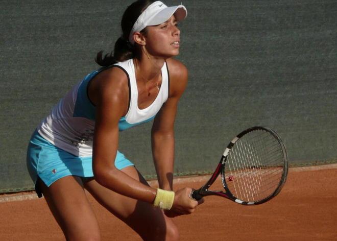 Alexia, super fascino e potenza con la racchetta 