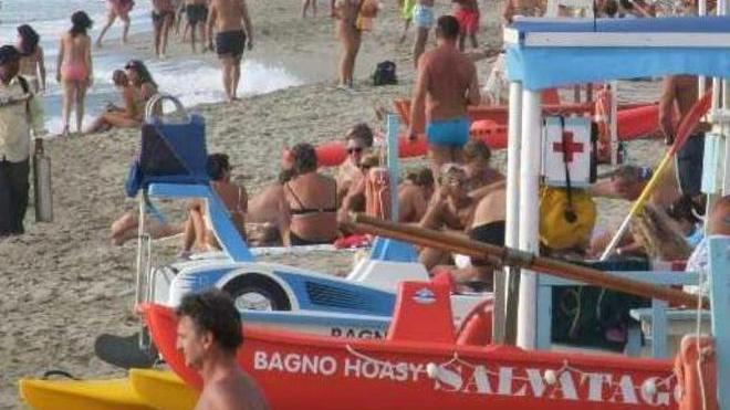 Rischia di annegare lo salvano i bagnini