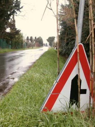 Razzia di cartelli stradali sulla provinciale di Miemo