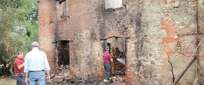 Rogo devasta la casa dell’anziana perpetua ora la ospita il prete 